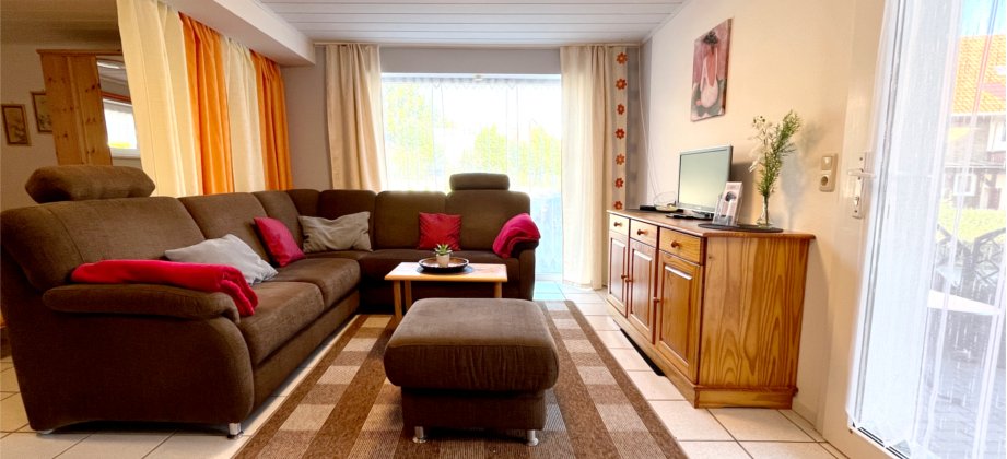 Wohnbereich mit großer Couch und Fernseher